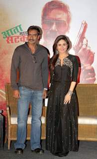 Ajay Devgn and Kareena Kapoor at the Promotions of Singham Returns