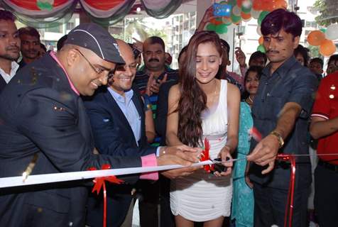 Sara Khan Launches Hyundai i20 Elite