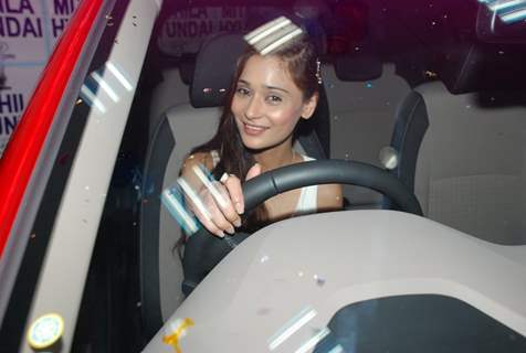 Sara Khan checks out the Hyundai i20 Elite