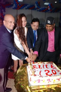 Sara Khan cuts the cake at the Launch Hyundai i20 Elite