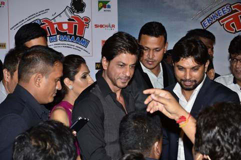 Shah Rukh Khan surrounded by his Fans at the Trailer Launch of Ekkees Topon Ki Salaami