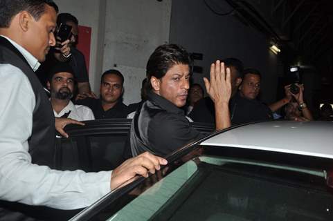 Shah Rukh Khan Waves Out to his Fans at the Trailer Launch of Ekkees Topon Ki Salaami
