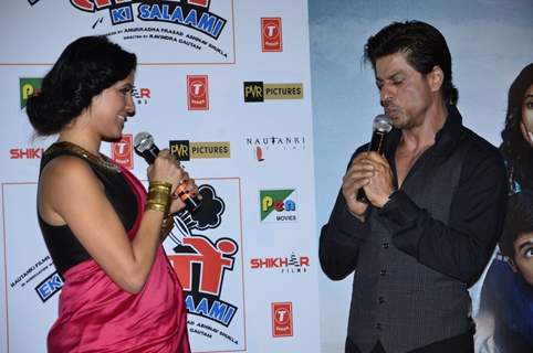 Neha Dhupia interacts with Shah Rukh Khan at the Trailer Launch of Ekkees Topon Ki Salaami