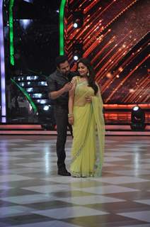 Emraan Hashmi shakes a leg with Madhuri Dixit at Jhalak Dikhla Jaa