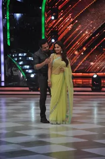 Emraan Hashmi shakes a leg with Madhuri Dixit at Jhalak Dikhla Jaa