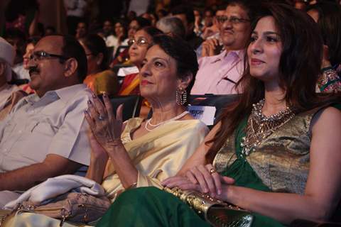Tanishaa Mukerji and Tanuja At Raj Kapoor Awards