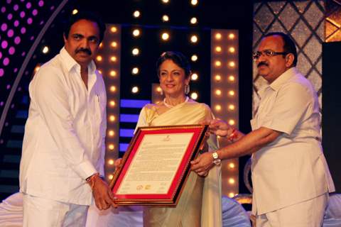 Tanuja Receives Raj Kapoor Life Time Achievement Award