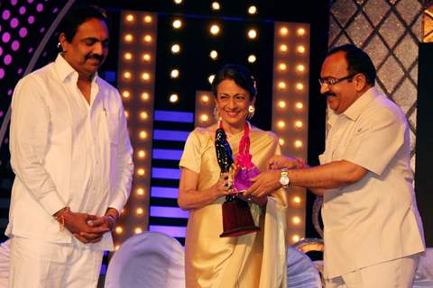 Tanuja Receives Raj Kapoor Life Time Achievement Award