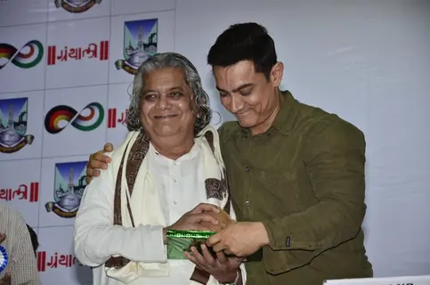 Aamir Khan felicitates a guest at the Communicative Marathi Book Launch