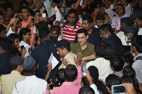 The crowd cheers for Aamir at the Launch