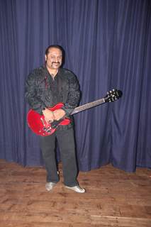 Leslie Lewis poses with his guitar at the IIMUN Event