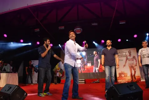 Ajay Devgn was seen throwing off Tshirts at the Promotions of Singham Returns