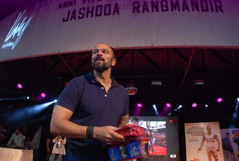 Rohit Shetty was seen throwing off Tshirts at the Promotions of Singham Returns