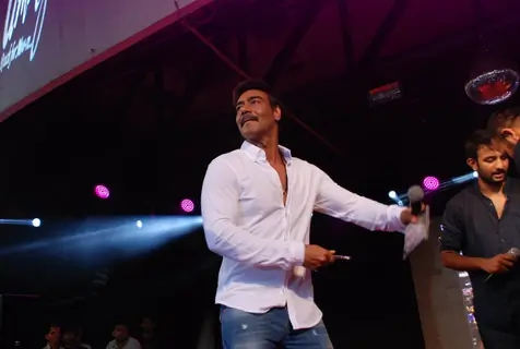 Ajay Devgn was seen throwing off Tshirts at the Promotions of Singham Returns