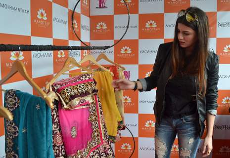 Kainaat Arora was seen checking out designs at &quot;Umang 2014&quot;