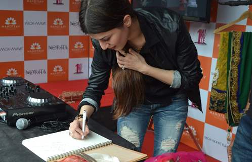 Kainaat Arora signs her autograph at &quot;Umang 2014&quot;