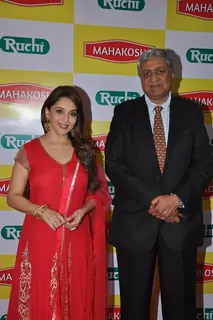 Madhuri Dixit poses with the organiser at Mahakosh Edible Oils Event