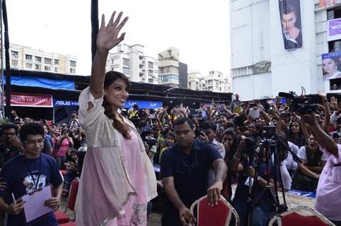 Bipasha Basu waves out to her fans at the Promotions of Creature 3D at Mithibai College