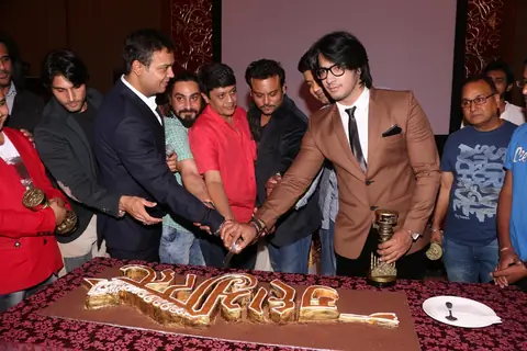 Cake cutting at the Success Bash of Mahabharat