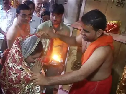 Rani Mukherjee seeks blessings from Ambaji Temple