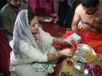 Rani Mukherjee seeks blessings from Ambaji Temple