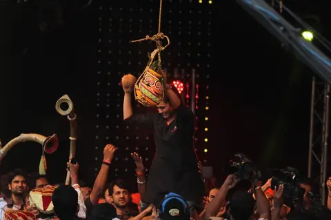 Rani Mukherjee breaks a Dahi Handi