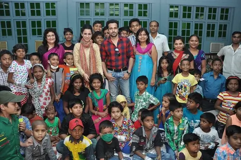 Emraan Hashmi poses with kids at Rouble Nagi's Art Workshop