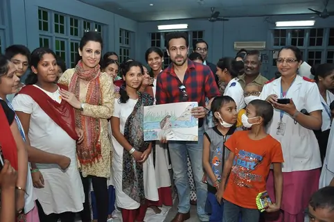 Emraan Hashmi poses with kids at Rouble Nagi's Art Workshop