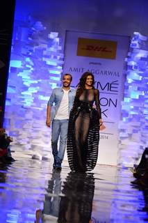 Sushmita Sen walks the ramp with Amit Aggarwal at Lakme Fashion Week