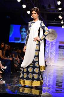 Shilpa Shetty walks the ramp at Lakme Fashion Week