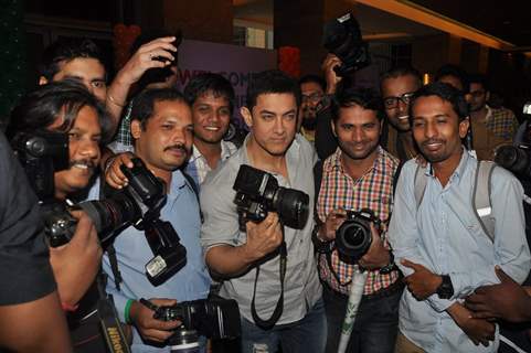 Aamir Khan poses with photographers at Young Inspirators Seminar