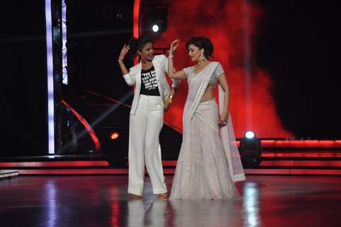 Priyanka Chopra shakes a leg with Madhuri Dixit on Jhalak Dikhla Jaa