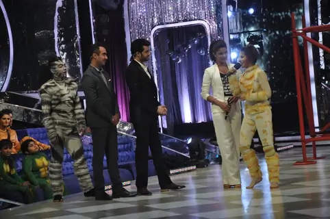 Sophie Choudry interacts with Manish Paul at Jhalak Dikhhlaa Jaa