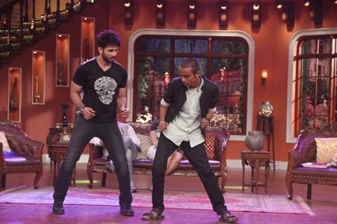 Shahid Kapoor shakes a leg with a fan on Comedy Nights With Kapil