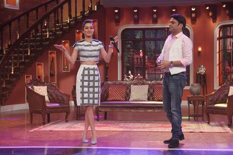 Shraddha Kapoor interacts with Kapil at the Promotions of Haider on Comedy Nights With Kapil