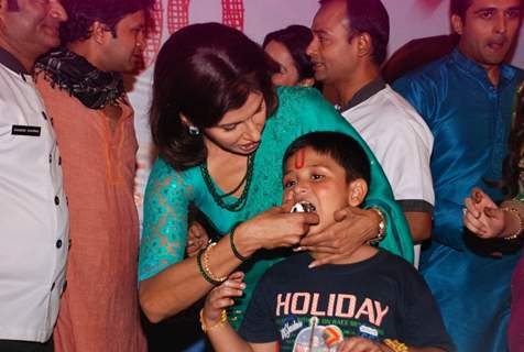 Anita Raaj gives Divyam Dhama some cake at Tumhari Paakhi's 200 Episodes Celebration