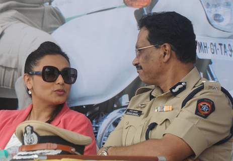 Rani Mukherjee was seen talking with Police Officer