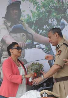 Rani Mukherjee Felicitates an official of the Mumbai Police