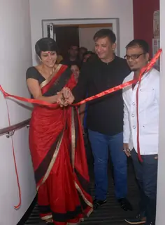 Mandira Bedi and Raj Kaushal Inaugurate the Painting Exibhition by Umakant Tawade at Hirji Gallery
