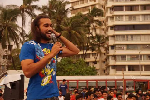 Akhil Kapur addressing the crowd at the Promotion of Desi Kattey