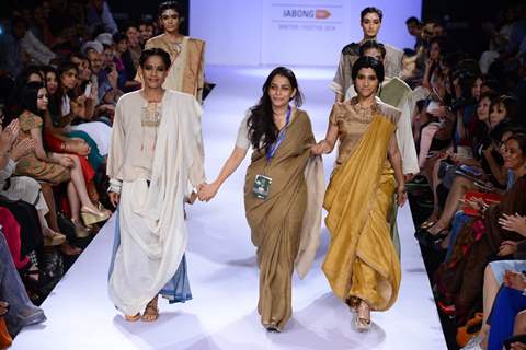 Konkona Sen Sharma walks the ramp at the Lakme Fashion Week Winter/ Festive 2014 Day 3