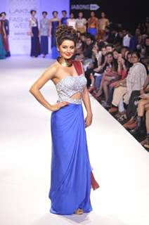 Geeta Basra walks the ramp for Sougat paul's collection, 'Soup' at the Lakme Fashion Week