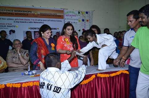 Rani Mukherjee felicitates a student at the Self Defence Workshop for BMC Girls