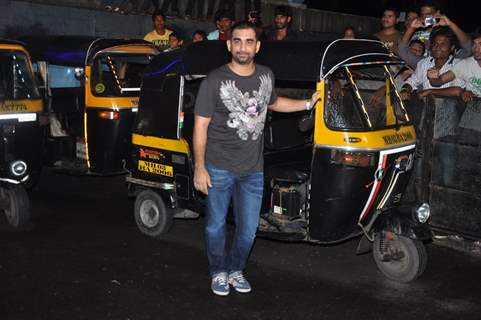 Kunal Deshmukh poses with the Auto Rickshaw at the Special Screening of Raja Natwarlal