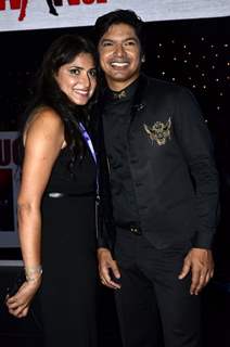 Shaan poses with wife Radhika Mukherjee at his Live Concert