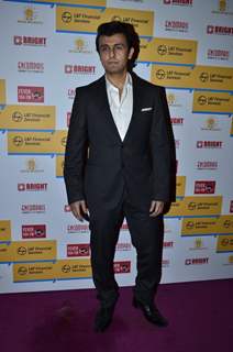 Sonu Niigam poses for the media at Shaan's Live Concert
