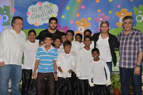 Abu Jani, Sidharth Malhotra, Varun Dhawan and Sandeep Khosla with Kids at Ashray NGO