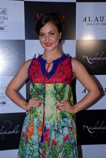 Elli Avram poses for the media at Vikram Phadnis Bash