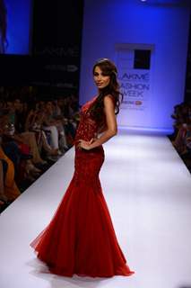 Malaika Arora Khan walks the ramp for Sonaakshi raaj at the Lakme Fashion Week Winter/ Festive 2014