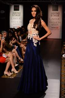 Lisa Haydon walks the ramp for Ridhi Mehra at the Lakme Fashion Week Winter/ Festive 2014 Day 6